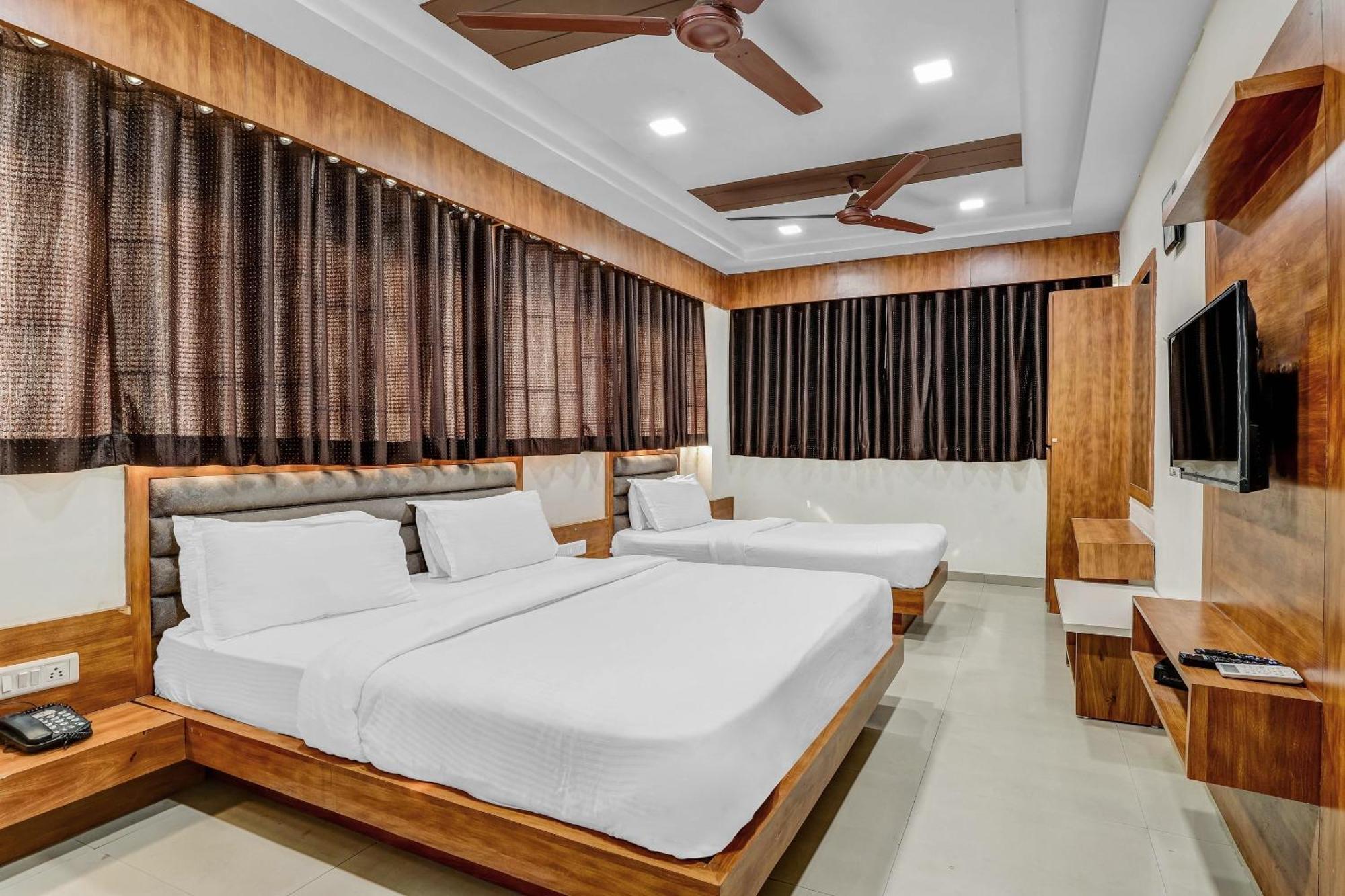 Hotel Capital O Maple View Naroda Exterior foto