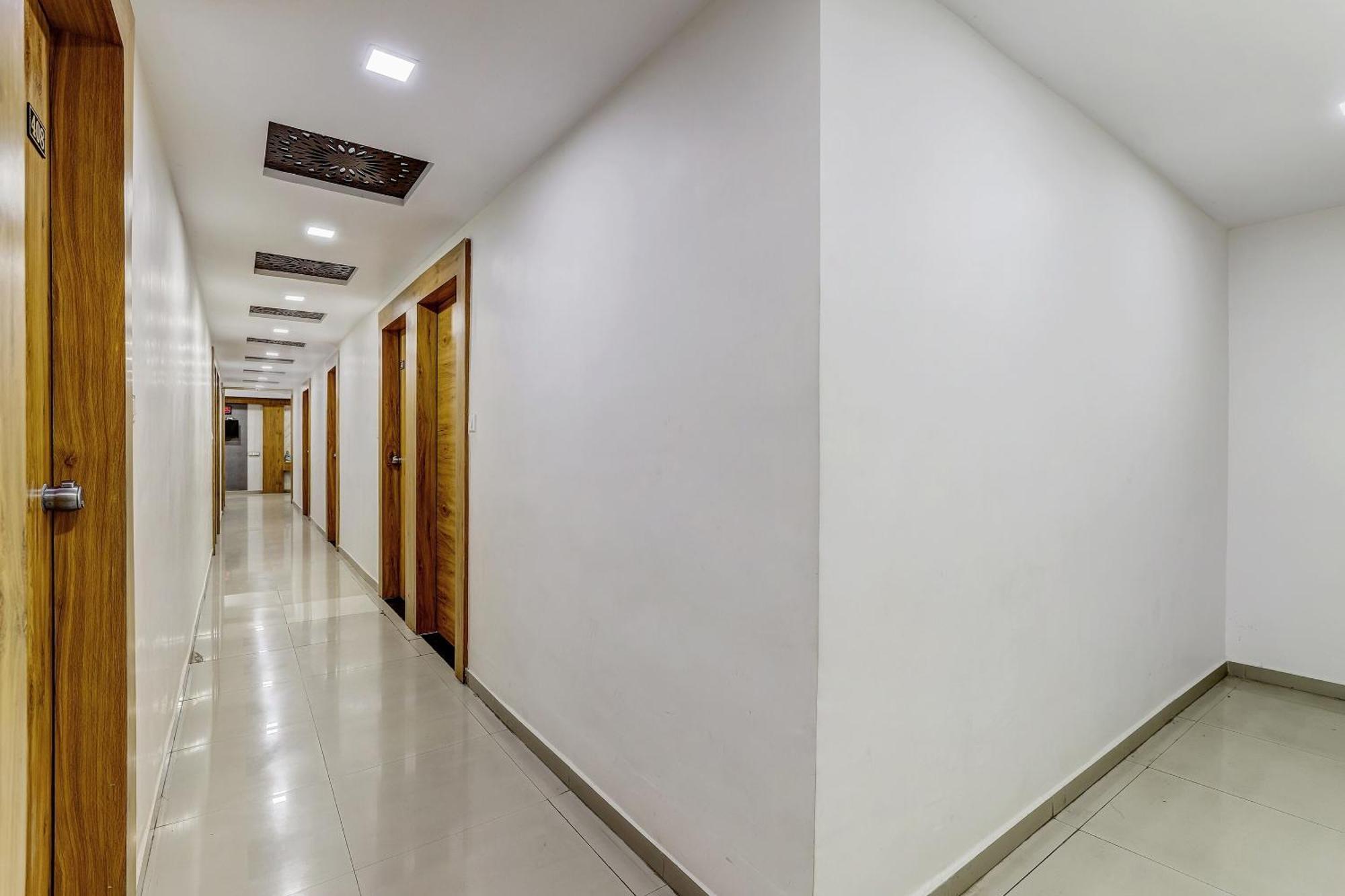 Hotel Capital O Maple View Naroda Exterior foto