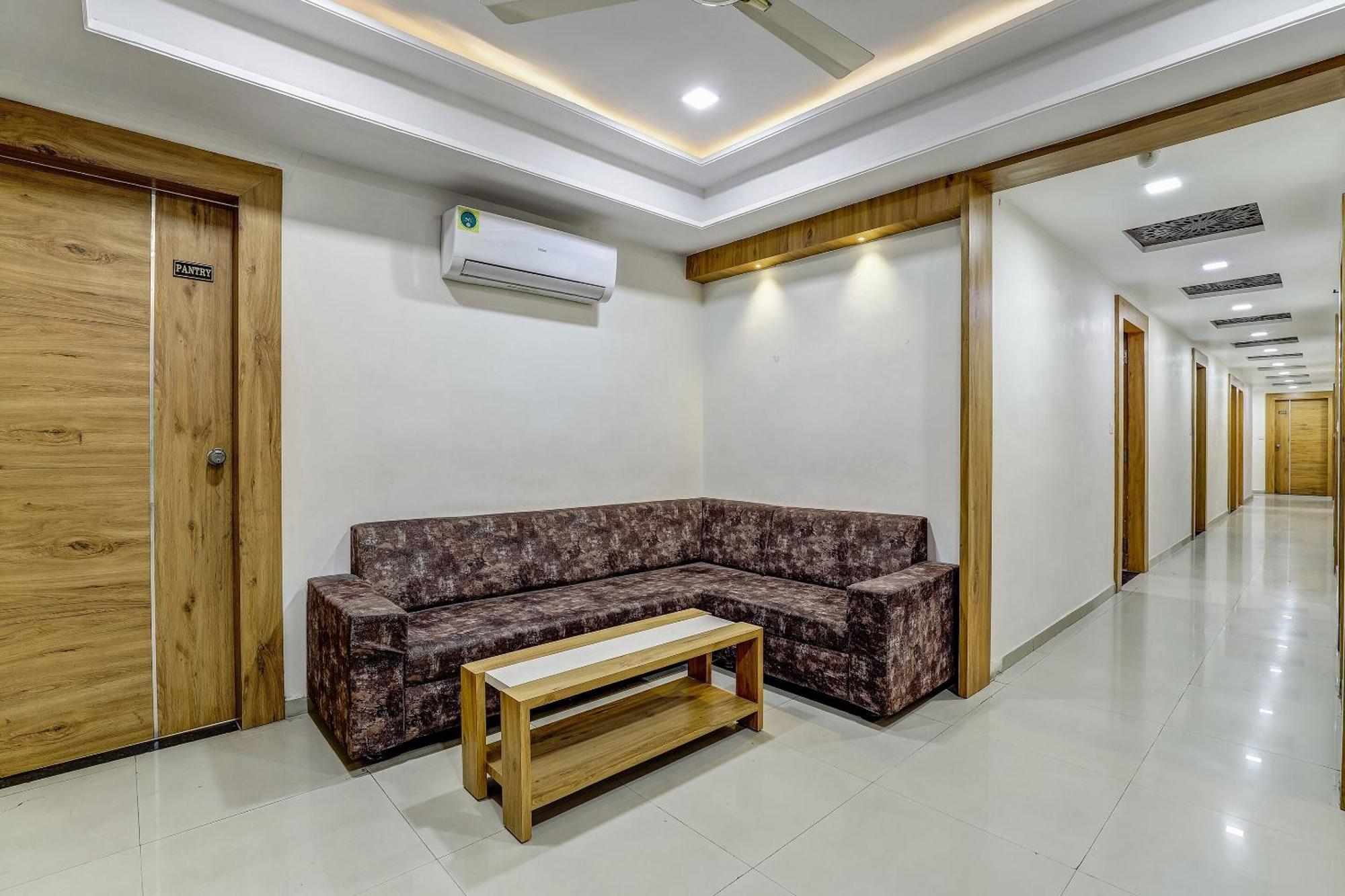 Hotel Capital O Maple View Naroda Exterior foto