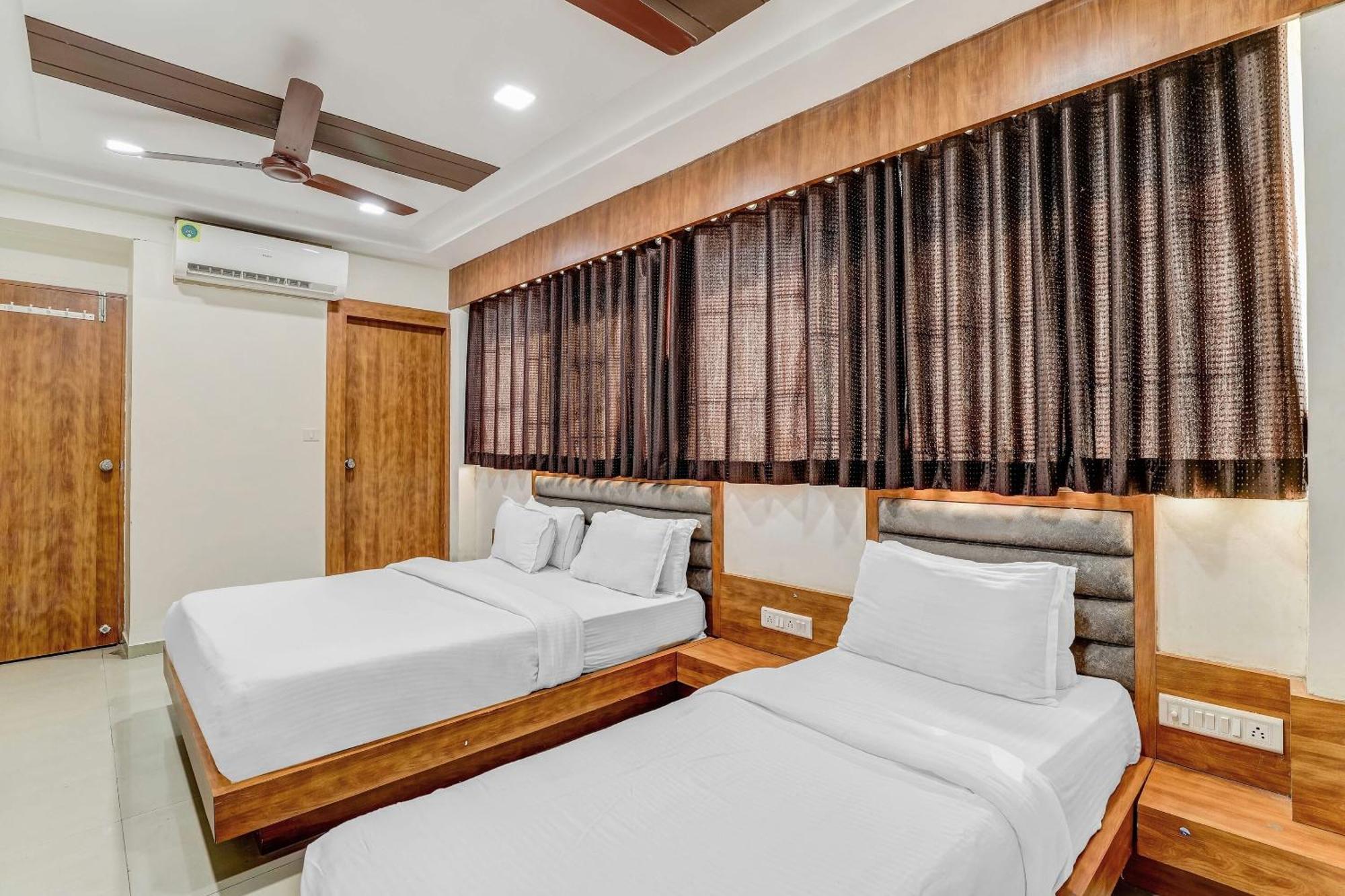 Hotel Capital O Maple View Naroda Exterior foto
