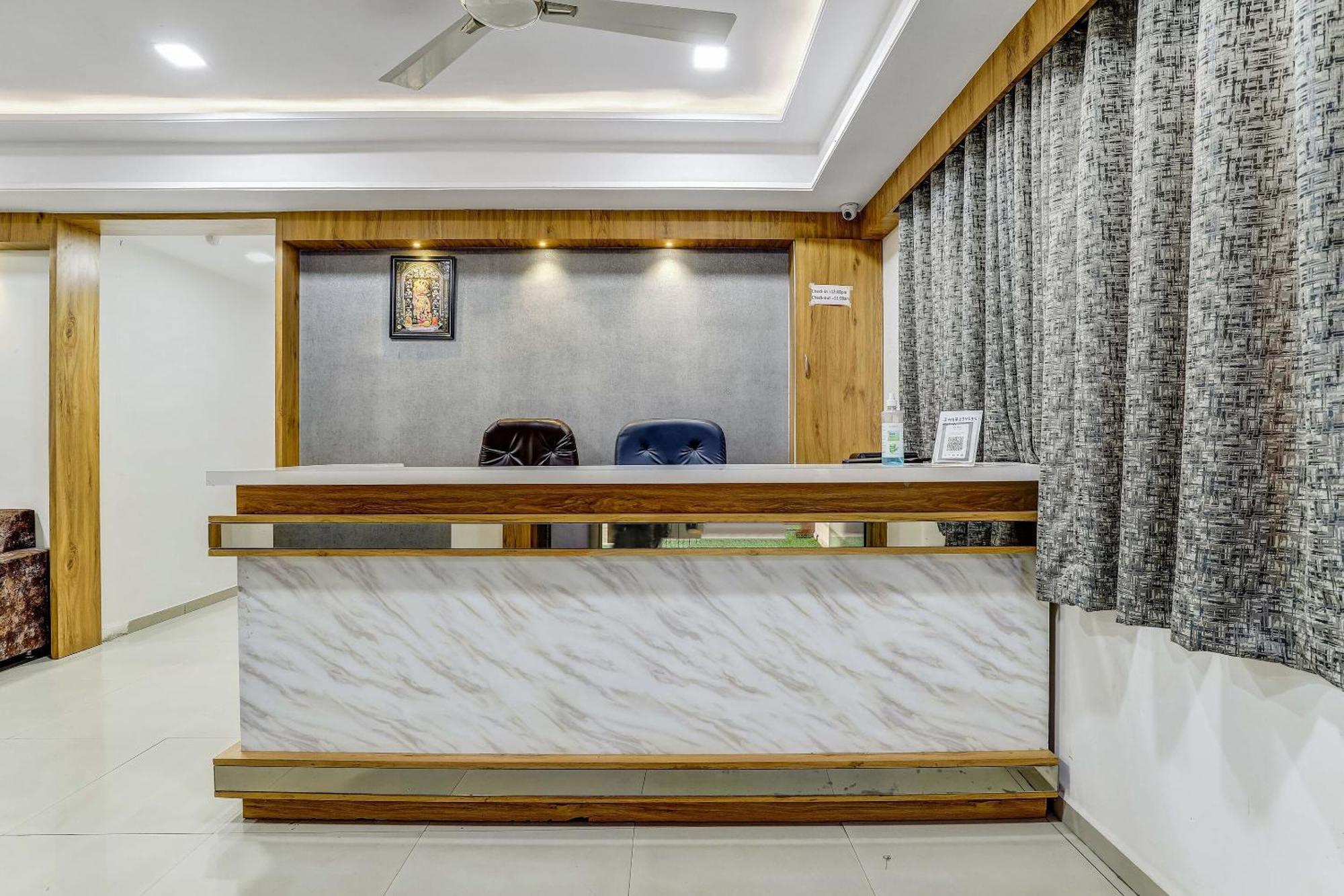 Hotel Capital O Maple View Naroda Exterior foto