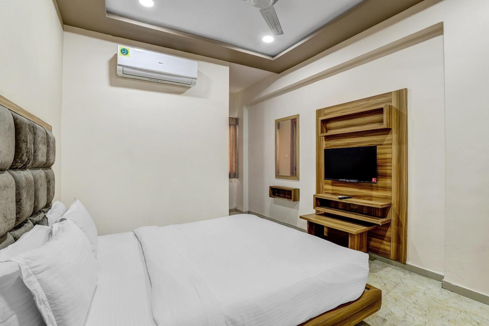 Hotel Capital O Maple View Naroda Exterior foto