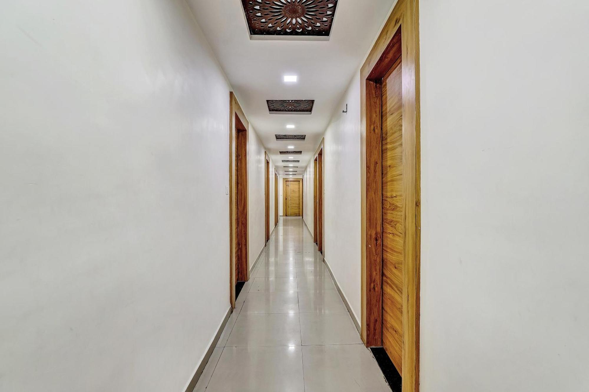 Hotel Capital O Maple View Naroda Exterior foto